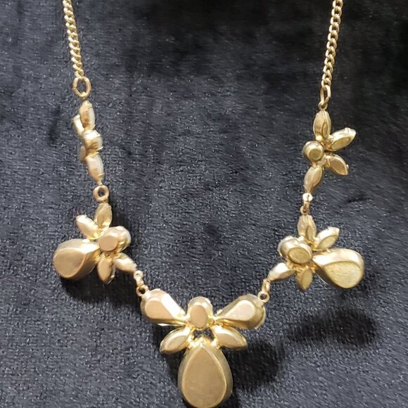 Claire's Womens White Floral Beaded Fashion Statement  Necklace - Picture 8 of 8